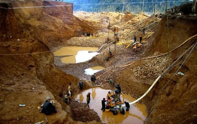 Rescue workers searching collapsed mine pit in Zamfara village