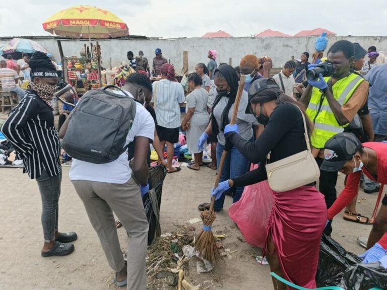 Nigerian students collect waste at Lagos market on World Cleanup Day