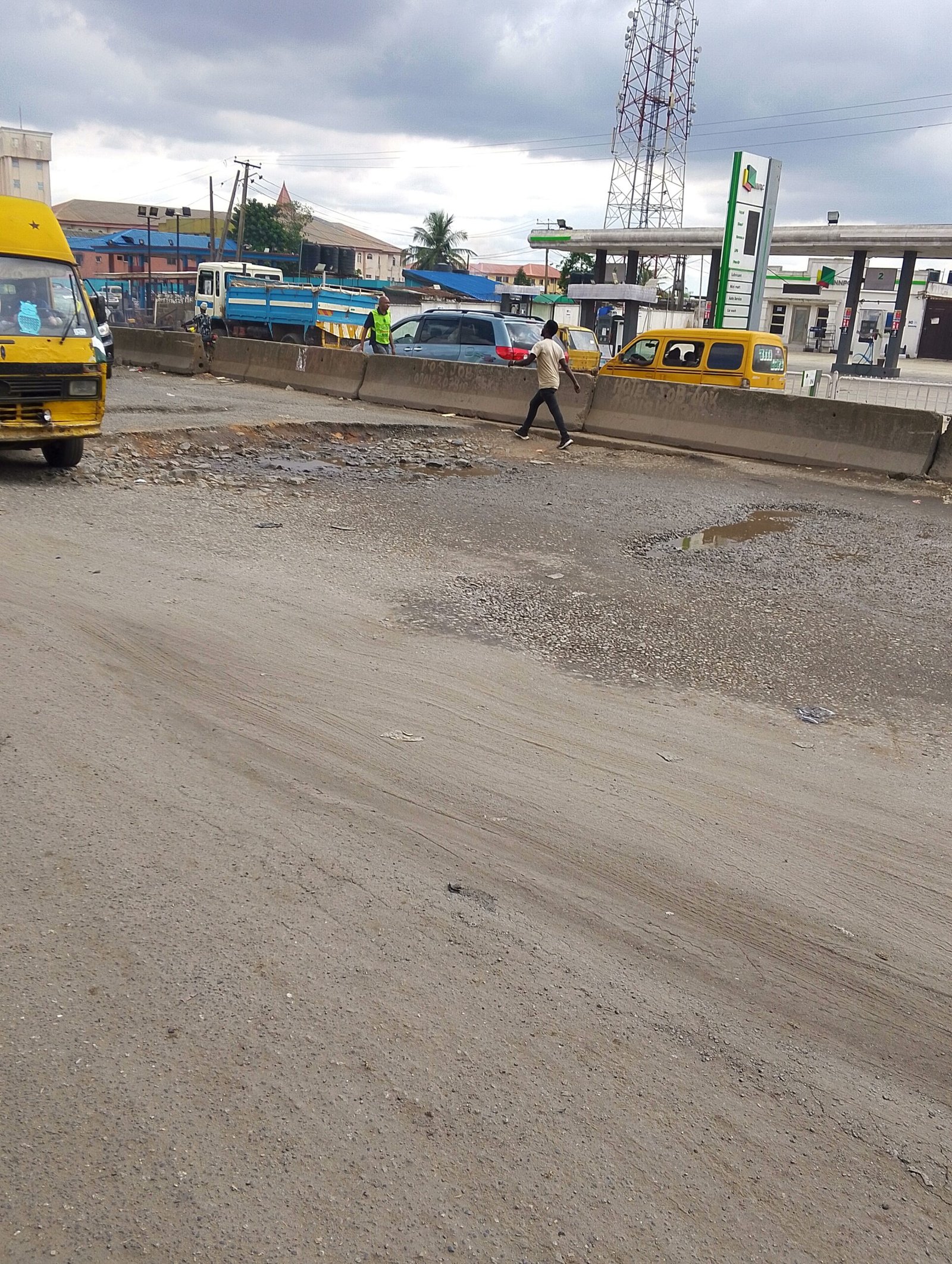 View of the Lagos-Abeokuta Expressway from Gateway, Ota, Ogun State, depicting reconstruction work and traffic flow.