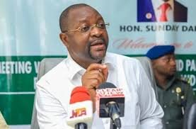 Presidential adviser Sunday Dare addressing media on World Bank poverty report