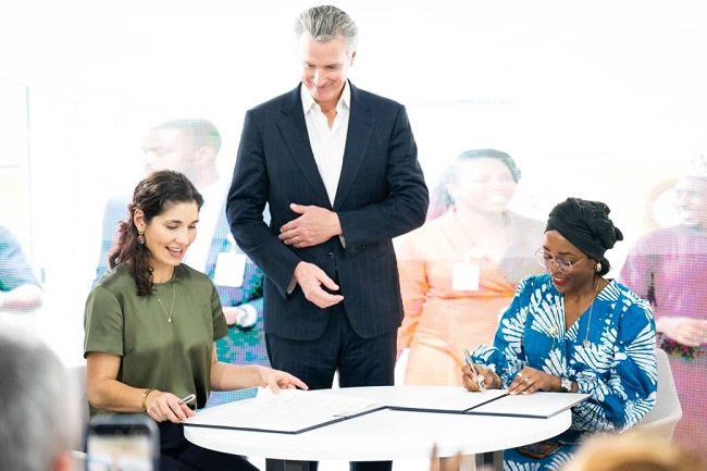 Nigerian and California officials signing a climate and trade partnership agreement at COP30 in Brazil