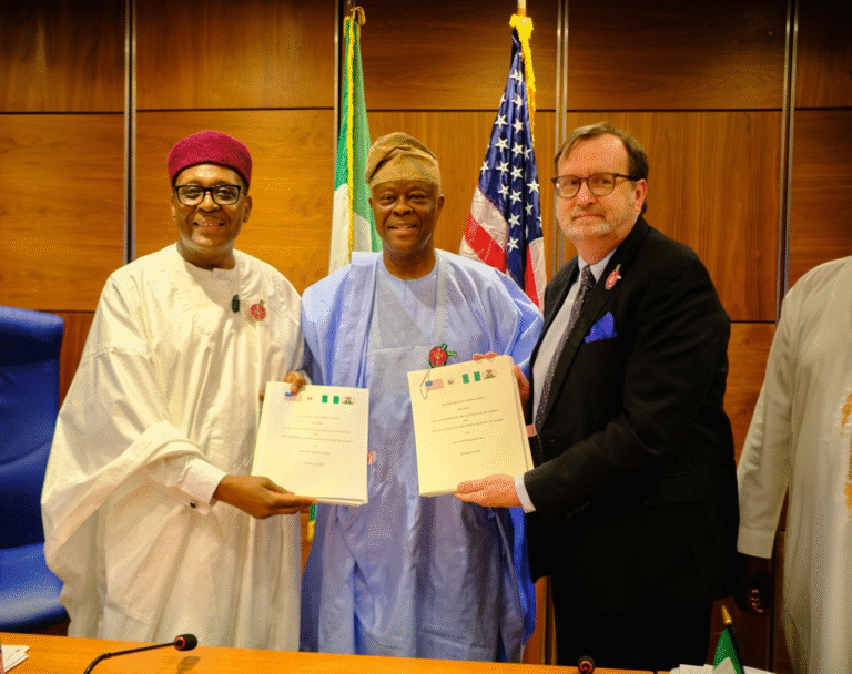Nigerian and US officials signing health partnership agreement