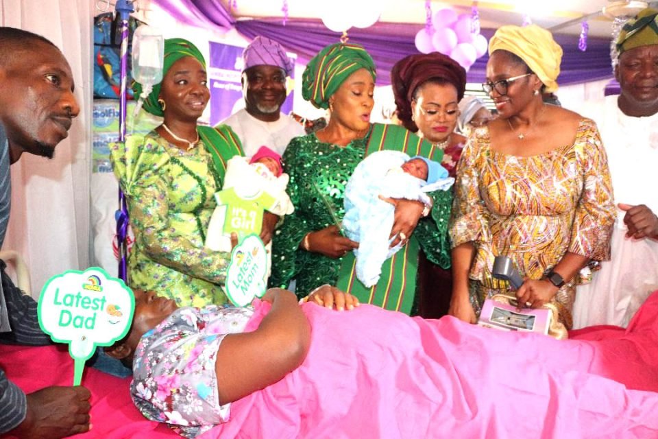 Lagos First Lady Ibijoke Sanwo-Olu presenting gifts to New Year babies