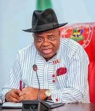 Governor Douye Diri receiving Bayelsa’s $400,000 primary healthcare award