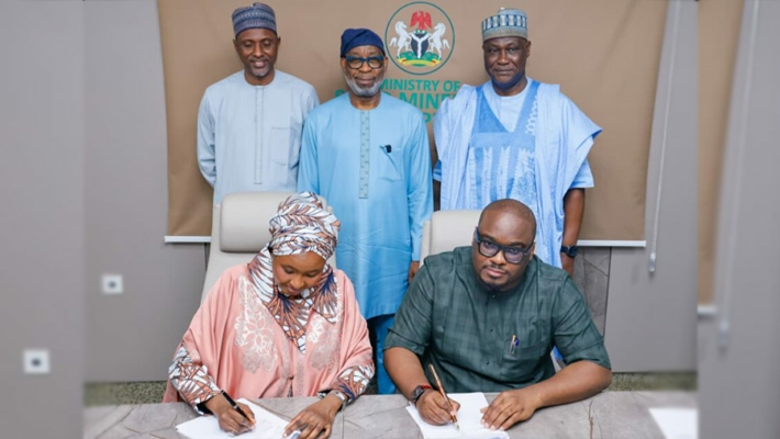 Nigerian officials signing mining investment agreement