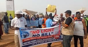Minna residents protest electricity outages and estimated billing by AEDC
