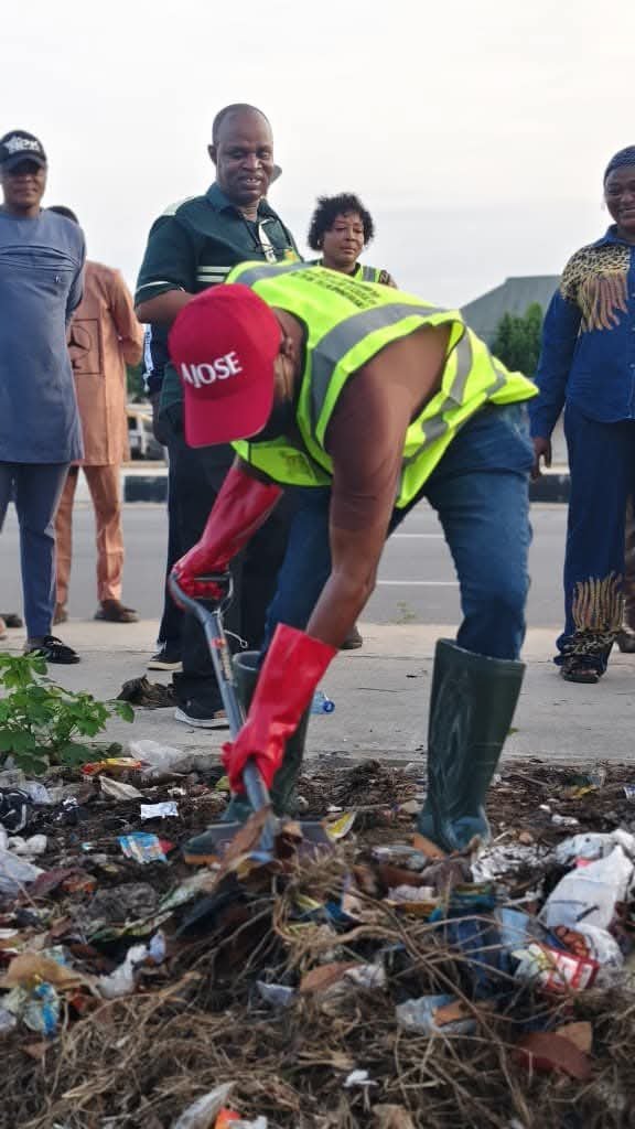 Residents and government officials participating in Lagos monthly sanitation exercise.