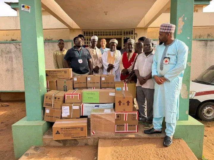 ICRC officials hand over medical supplies to healthcare centres in Sokoto.