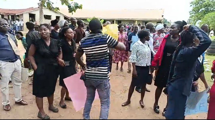 Teachers in Enugu protesting and demanding the rescue of abducted pupils and educators in Oyo State.