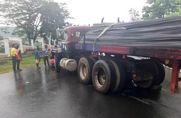 A crashed trailer lodged against a hospital wall in Umuahia.