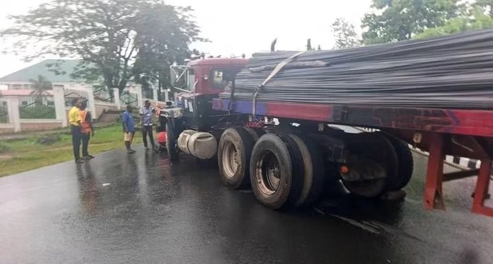 A crashed trailer lodged against a hospital wall in Umuahia.