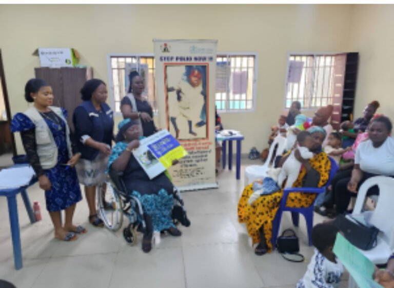 Health workers vaccinate children during immunisation outreach in Edo State.