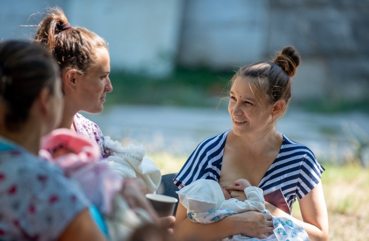 A mother breastfeeds her baby during World Breastfeeding Week as WHO and UNICEF call for stronger breastfeeding support policies.
