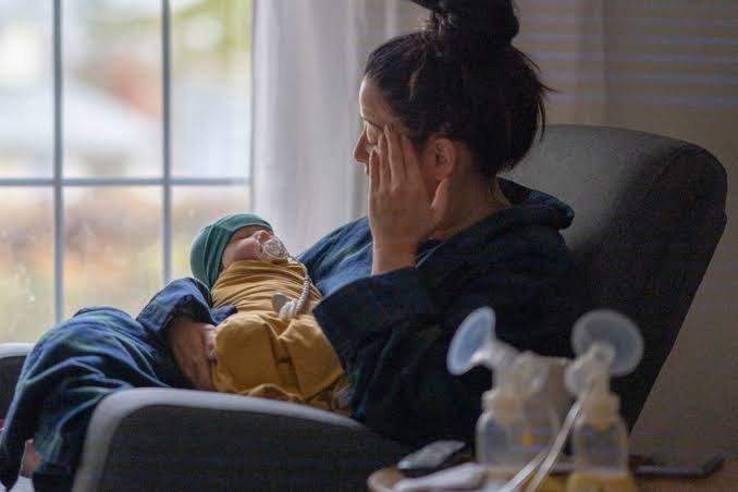 Mother holding newborn as experts examine postpartum mental illness and criminal responsibility